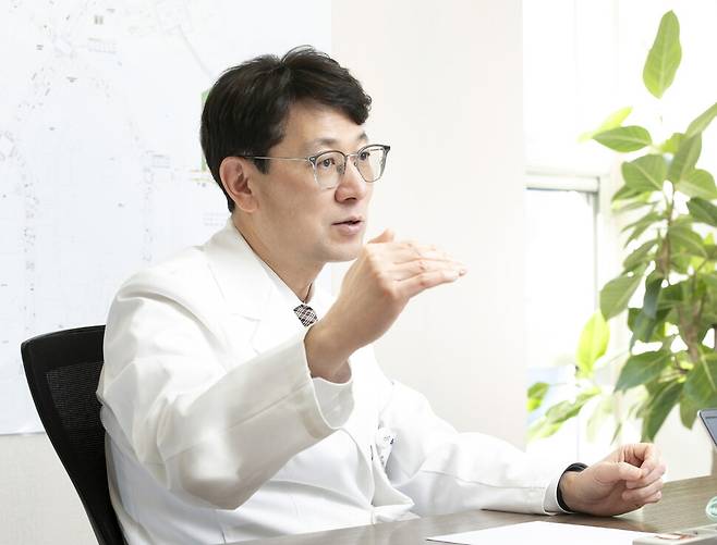 지난 3일 경기도 성남시 분당서울대병원에서 건강한겨레 취재진과 인터뷰 중인 김홍빈 대한감염학회 이사장(분당서울대병원 감염내과 교수). 최지현 기자