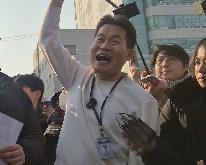 이재명 대통령과 김현지 청와대제1부속실장에 대한 허위 사실 유포 혐의로 고발된 한국사 강사 출신 유튜버 전한길씨가 12일 오전 서울 동작구 동작경찰서에 피의자 소환 조사를 받으러 출석하기에 앞서 기자회견을 열고 있다. 정인선 기자