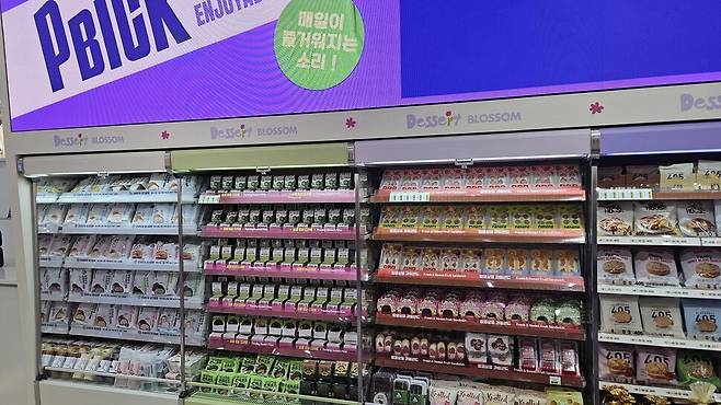 12일 서울 성동구 편의점 씨유 디저트파크점. 씨유의 주력 디저트 상품들이 진열돼 있다. 서혜미 기자