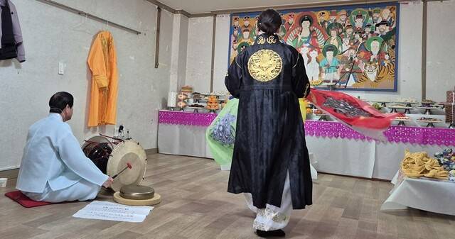 지난 9일 광주시 동구 소태동 보성사 2호실에서 강신무 보살이 굿을 하고 있다. 정대하 기자