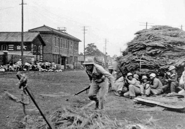1946년 대구 10‧1 사건 당시 유혈 현장 사진. 장총을 가지고 있는 쪽이 경찰이다. 건너편 시위 군중 쪽에 총격을 받아 여러 명이 쓰러져 있다. 미 군정청 보고서에 따르면 1946년 말까지 이어진 이 사건으로 민간인과 경찰 170명이 사망하고 180여명이 부상했다. 미국 국립문서기록보관소