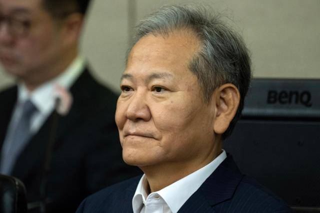 이상민 전 행정안전부 장관이 지난해 10월 17일 서울 서초구 서울중앙지법에서 열린 내란 중요임무 종사 등 혐의 첫 공판기일에 출석해 피고인석에 앉아 있다. 박시몬 기자