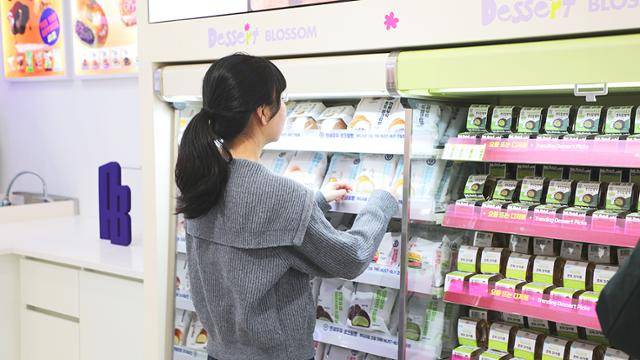 서울 성동구 연무장길에 12일 문을 연 디저트 특화 편의점 'CU 성수디저트파크점' 내부. 연세우유 크림빵 10여 종과 두바이 관련 디저트들이 매대를 채우고 있다. CU 제공