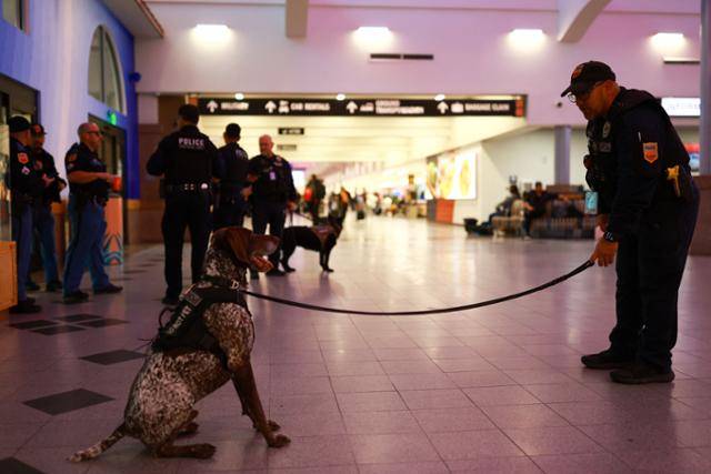 11일 미국 연방항공청(FAA)이 전날 발령한 텍사스주 엘패소 영공 폐쇄령을 약 8시간 만에 해제한 뒤 엘패소 국제공항 내부의 모습. 엘패소=로이터 연합뉴스