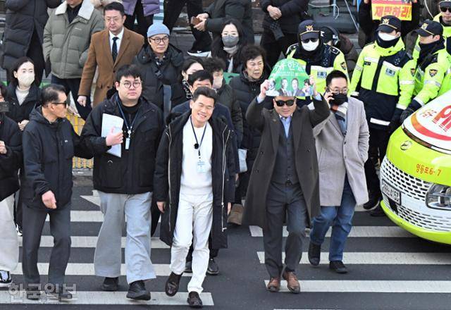 한국사 강사 출신 보수 유튜버 전한길씨가 12일 서울 동작경찰서에 피의자 신분으로 출석하고 있다. 왕태석 선임기자