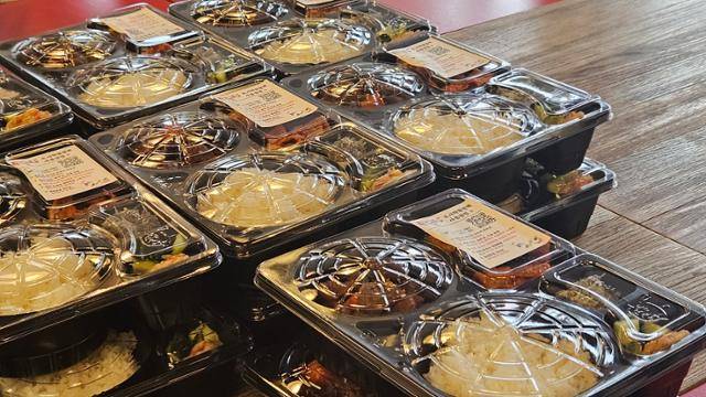 9일 이탈리아 밀라노 외곽에 위치한 '밀라노 급식지원센터'에서 포장이 완료된 도시락이 놓여 있다. 밀라노=김진주 기자