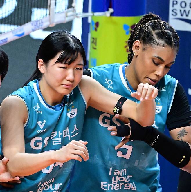 오세연이 지난 11일 페퍼저축은행에서 발목 부상 후 지젤 실바의 부축을 받고 있다. 사진=한국배구연맹 제공