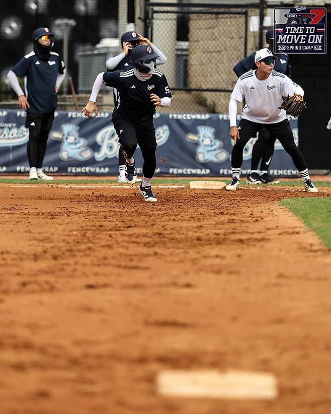 호주 시드니 블랙타운 야구장에서 주루 훈련하는 두산 선수들. 두산 제공