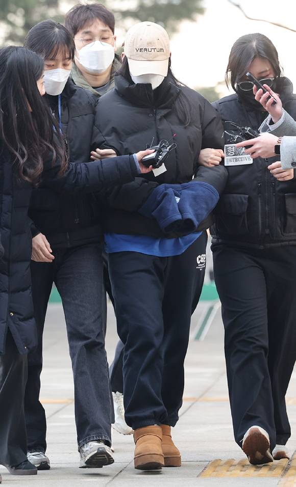 서울 강북구 수유동 모텔에서 남성 2명을 숨지게 한 혐의를 받는 20대 여성 A씨가 12일 서울북부지법에서 영장실질심사를 받기 위해 출석하고 있다. [사진=연합뉴스]