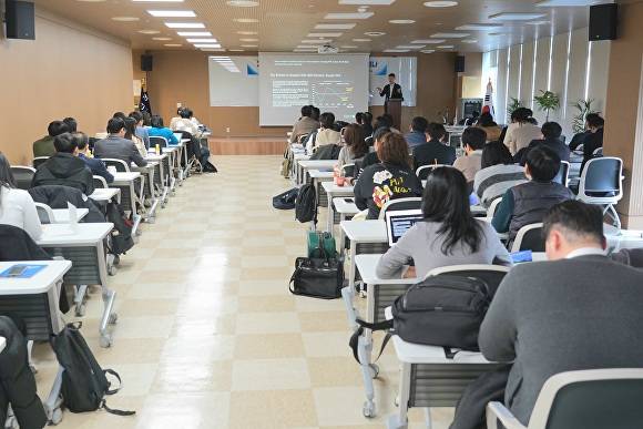 한국해양진흥공사와 유관기관 관계자들이 블룸버그와 공동으로 개최한 해상공급망 세미나에 참여하고 있다. [사진=한국해양진흥공사]