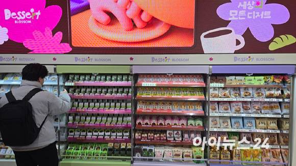 12일 오픈한 서울 성동구 CU 성수디저트파크점 내부 '디저트 Zone'. 인기 상품인 연세우유 크림빵을 비롯한 두바이 시리즈 등 인기 디저트가 진열돼 있다. [사진=진광찬 기자]