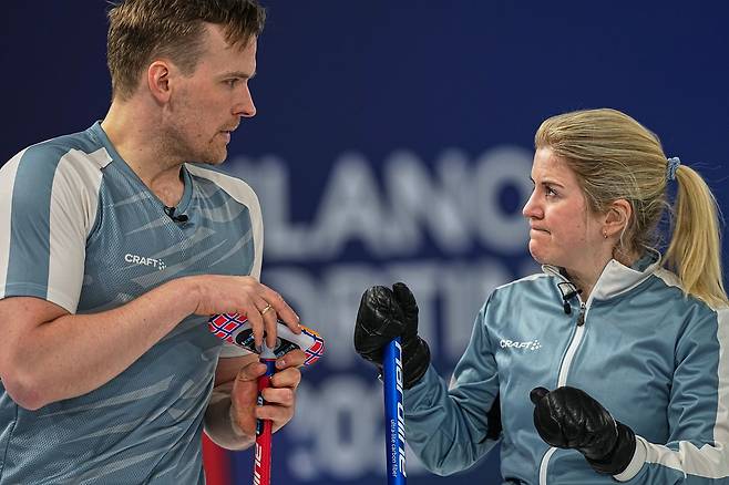 컬링 믹스더블에 출전한 노르웨이의 매그너스 네드레고텐(왼쪽)과 크리스틴 스카슬린. 팀 동료로 지내다 결혼에 골인한 커플이다. [AP=연합뉴스]