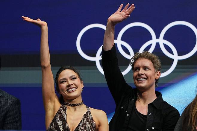 2026 밀라노·코르티나담페초 동계올림픽에서 매디슨 촉(오른쪽)과 에반 베이츠이 리듬댄스 경기 후 손을 흔들고 있다. AP=연합뉴스