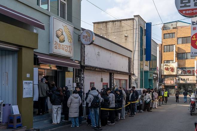 전국구 명물로 뜬 '강릉길감자'. 평일에도 1시간 이상 줄을 서야 맛볼 수 있다. 중앙시장 인근이다. 백종현 기자