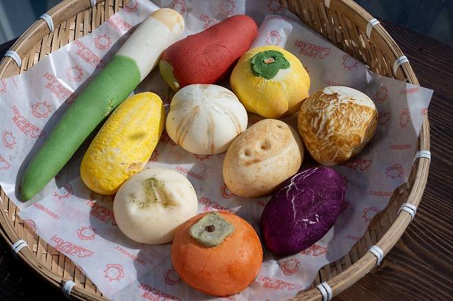 강릉 '정남미명과'. 일명 '구황작물빵'으로 MZ세대 사이에서 인기가 많다. 갓 뜯은 채소 같지만, 정교하게 빚어 구운 빵이다. 백종현 기자