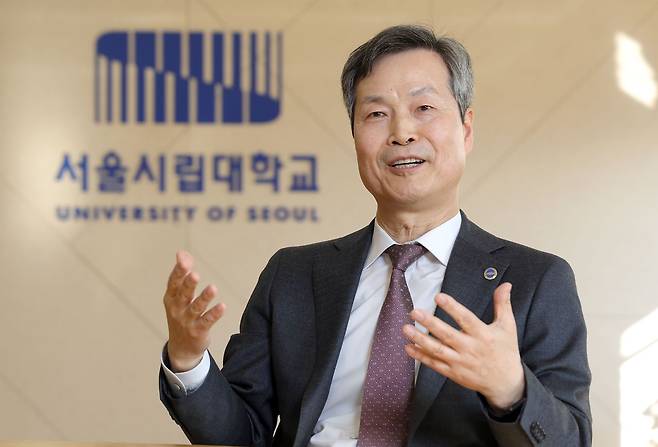 원용걸 서울시립대학교 총장이 9일 오후 서울 전농동 캠퍼스 총장실에서 중앙일보와 인터뷰하고 있다. 강정현 기자. 2026.02.09.