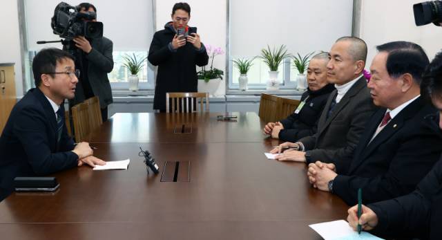 ▲ 김진태 도지사와 김시성 도의장, 국민의힘 한기호 국회의원은 11일 국회 본관에서 더불어민주당 한병도 원내대표와 면담을 갖고 강원특별자치도법 3차 개정안 조속 처리를 촉구했다. 이세훈 기자