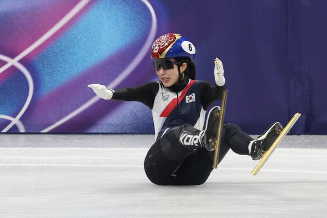 ▲ 10일(현지시간) 이탈리아 밀라노 아이스스케이팅 아레나에서 열린 2026 밀라노ㆍ코르티나담페초 동계올림픽 쇼트트랙 혼성계주 준결승에서 미국 선수에 걸려 넘어진 한국 김길리가 다음 주자 최민정과 터치하기 위해 손을 뻗고 있다. 연합뉴스