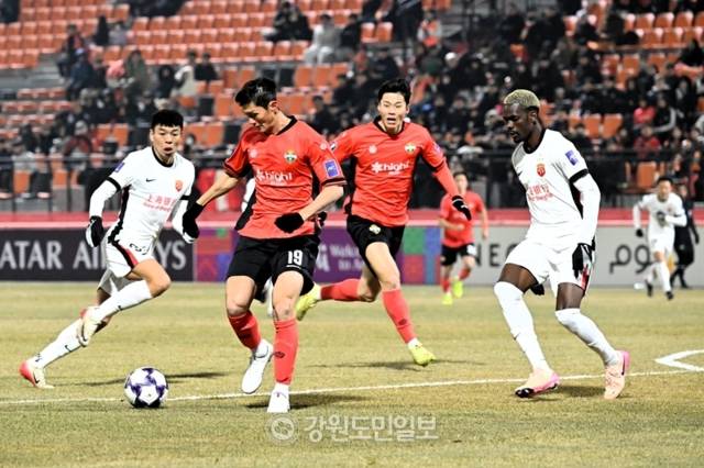 ▲ 강원FC 박상혁이 11일 춘천송암스포츠타운주경기장에서 열린 상하이 하이강과 2025-2026 AFC 챔피언스리그 엘리트 리그 스테이지 동아시아 7차전에서 드리블을 시도하고 있다. 김정호 기자