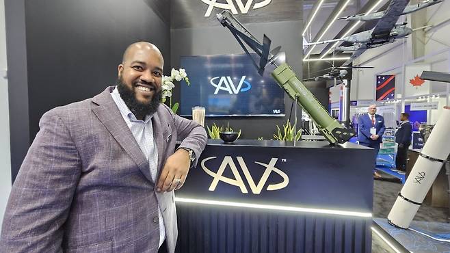 저스틴 맥팔린 AV 부사장이 WDS 2026에서 자폭 드론 '스위치블레이드 300'을 소개하고 있다. 사진=원종환 기자