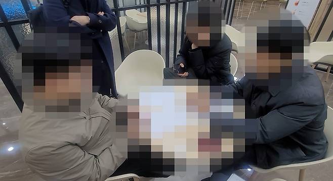 국내 수사당국이 이차전지 핵심기술을 빼돌린 혐의를 받는 피의자 외국인 A씨(왼쪽, 황색옷)를 대상으로 조사를 하고 있다./지식재산처