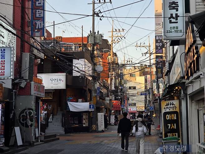 지난 9일 오후 6시경 찾은 서대문구 신촌. 거리가 텅 빈 모습이었다. /사진=이정우 기자