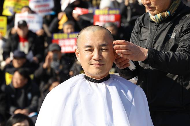 김진태 강원도지사가 9일 국회 본청 앞에서 열린 강원특별법 ‘3차 개정안’ 통과 촉구를 위한 국회 상경 도민 결의대회에서 삭발하고 있다. 연합뉴스
