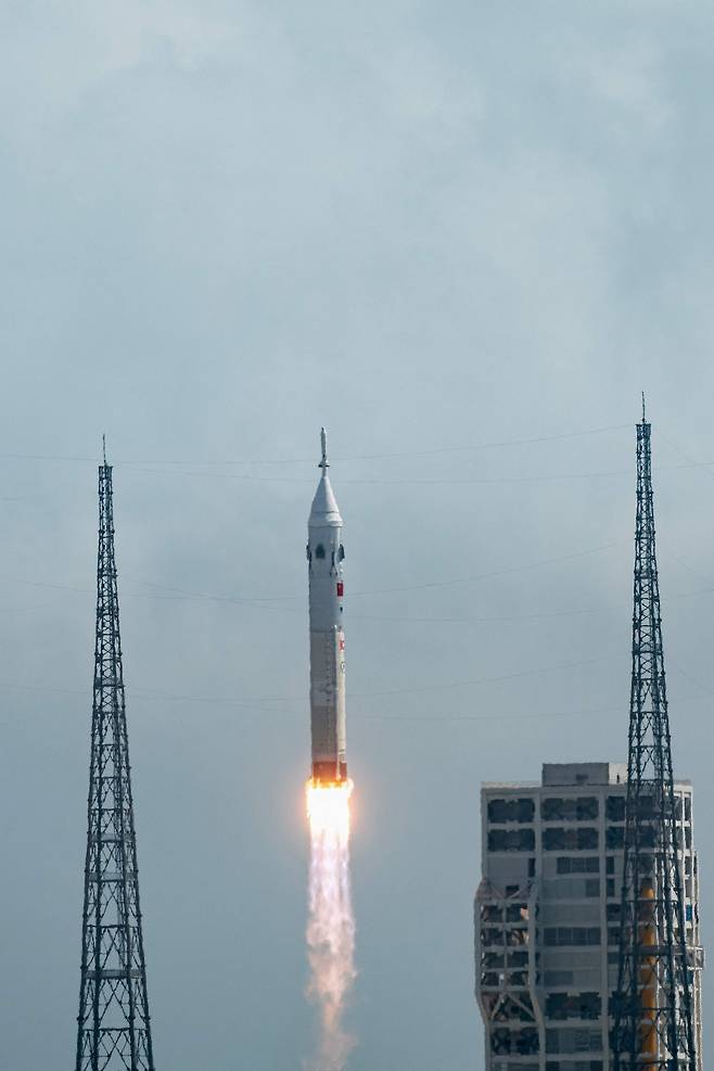 11일 중국 하이난성 원창 우주발사장에서 멍저우 우주선을 탑재한 창정 10호 로켓이 발사되고 있다. AFP연합뉴스
