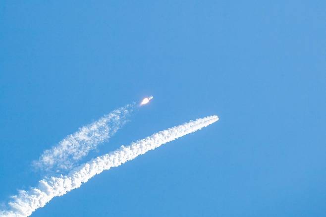 11일 중국 하이난성 원창 우주발사장에서 발사된 창정 10호 로켓에서 멍저우 우주선이 분리되고 있다. AFP연합뉴스