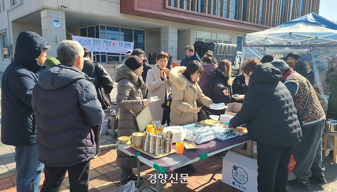 천막 지킴이들이 정성껏 마련한 따뜻한 차와 음식을 시민들이 함께 나누고 있다. 전북은 물론 전국 각지에서 모인 활동가들은 차가운 바람 속에서도 음식을 나누며 수라갯벌을 지키겠다는 결의를 다졌다. 김창효 선임기자