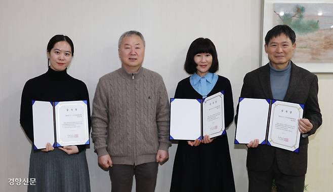 2년 임기가 만료된 4기 독자위원들이 기념 사진을 찍고 있다. 왼쪽부터 김소리 위원, 이기수 편집인·논설주간, 정은숙 위원, 정연우 위원장.  정효진 기자