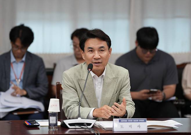 Gangwon Governor Kim Jin-tae speaks during a strategy meeting on revising the Special Act on the Establishment of the Gangwon Special Self-Governing Province at the provincial government complex in January 2025. (Gangwon Province)