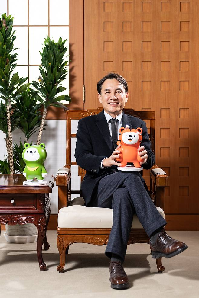 Gangwon Governor Kim Jin-tae poses with the province’s mascot dolls, “Gangwon” and “Special,” during an interview with The Korea Herald at his office in January. (Gangwon Province)