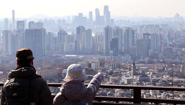서울 남산 전망대에서 바라본 시내 곳곳에 아파트 단지가 빼곡하게 들어서 있다. 연합뉴스