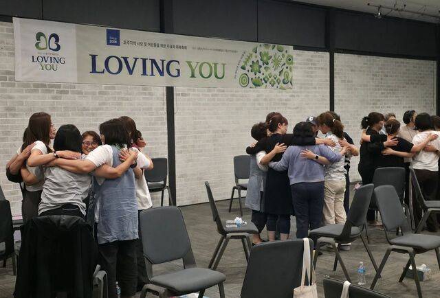 호주 러빙유 캠프 참가자들이 10일(현지시간) 뉴사우스웨일스주 롱포인트콘퍼런스센터에서 둥그렇게 모여 서로를 위로하고 있다.