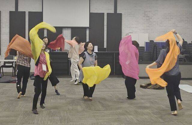 다음 날 진행된 비전페스티벌에서 참가자들이 형형색색의 천을 몸에 두르고 나비를 표현하는 모습.