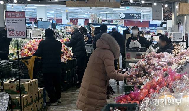 12일 오전 11시께 인천 연수구 이마트에서 시민들이 과일을 고르고 있다. 조병석기자