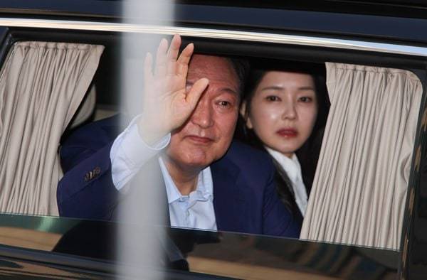 ▲윤석열 전 대통령과 김건희 여사가 사저로 떠나고 있다. ⓒ연합뉴스