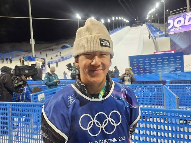 이채운이 12일 동계올림픽 스노보드 남자 하프파이프 예선을 마친 뒤 취재진과 인터뷰 후  미소짓고 있다. 리비뇨 김지한 기자