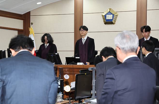 류경진 부장판사가 지난해 10월 17일 서울 서초구 서울중앙지방법원에서 열린 이상민 전 행정안전부 장관에 대한 첫 공판에 입장하고 있다. [사진공동취재단]