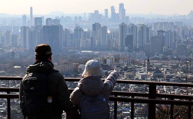 이재명정부가 주택시장 안정화 대책을 잇따라 내놓고 있다. 이달 초 서울 남산 전망대에서 바라본 시내 곳곳에 아파트 단지가 빼곡하게 들어서 있다. [연합뉴스]
