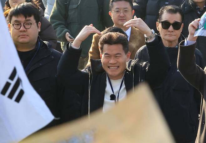 전 한국사 강사 전한길씨가 이재명 대통령 명예훼손 혐의로 조사를 받기 위해 12일 서울 동작경찰서로 출석하고 있다. [연합뉴스]