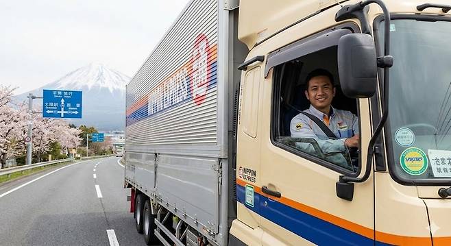 일본에서 트럭을 몰고 있는 외국인 운전자.
제미나이 생성 이미지.