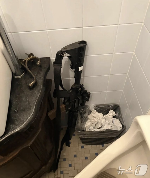 미국 루이지애나주 방위군이 화장실 사용 후 ‘M4 카빈 소총’을 두고 나가 논란이 되고 있다. [엑스·뉴스1]