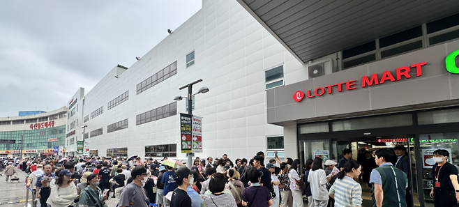 롯데마트 그랑그로서리 구리점 방문객들이 매장에 들어서기 위해 줄을 서고 있다. [롯데마트]