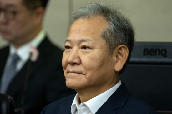 이상민 전 행정안전부 장관이 작년 10월 17일 서울 서초구 서울중앙지법에서 열린 내란 중요임무 종사 등 혐의 첫 공판기일에 출석해 피고인석에 앉아 있다. (사진공동취재단)