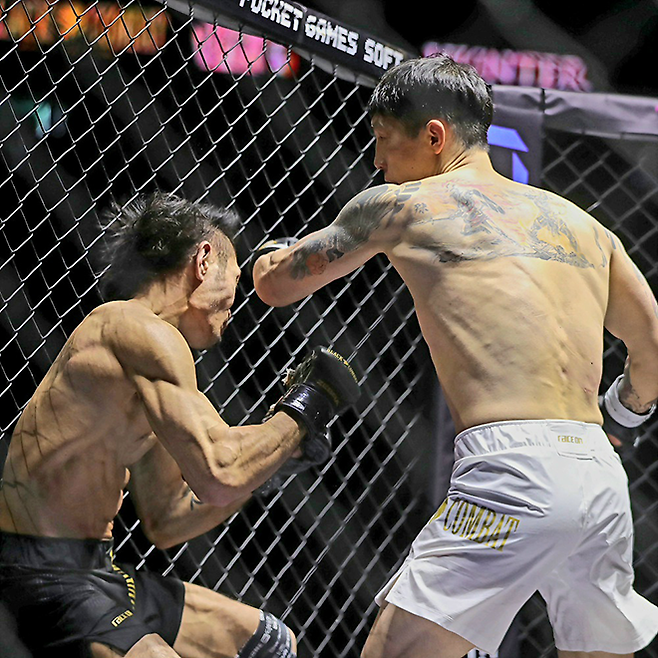 아시아 아마추어복싱선수권대회 은메달리스트 멘겐초오시 난딘예르데네가 2026년 1월 ‘수부타이’라는 별명으로 참가한 인천광역시 영종국제도시 인스파이어 아레나 ‘블랙컴뱃 16’ 종합격투기 라이트급 시합에서 ‘헌터’ 박종헌을 쓰러뜨리고 있다. 사진=랭크파이브 이교덕 기자 제공