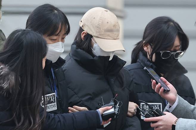 (서울=뉴스1) 안은나 기자 = 강북구 수유동 모텔에서 약물이 든 음료를 건네 타인을 숨지게 한 혐의를 받는 20대 여성이 12일 오전 서울 도봉구 북부지방법원에서 열린 영장실질심사(구속 전 피의자 심문)에 출석하고 있다.   /사진=뉴스1