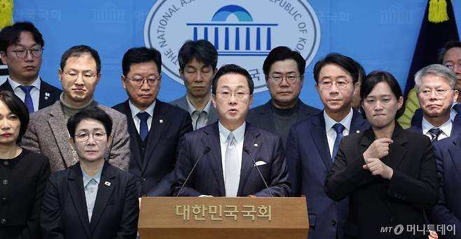 (서울=뉴스1) 신웅수 기자 = '이재명 대통령 사건 공소취소와 국정조사를 추진하기 위한 더불어민주당 의원 모임' 회원들이 12일 서울 여의도 국회 소통관에서 출범 기자회견을 하고 있다. 2026.2.12/뉴스1  Copyright (C) 뉴스1. All rights reserved. 무단 전재 및 재배포,  AI학습 이용 금지. /사진=(서울=뉴스1) 신웅수 기자