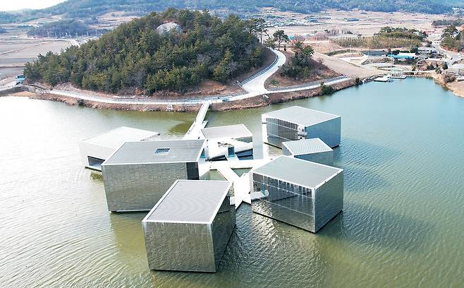 저수지 수면 위에 큐브 형태로 띄워놓은 수상미술관 플로팅뮤지엄.